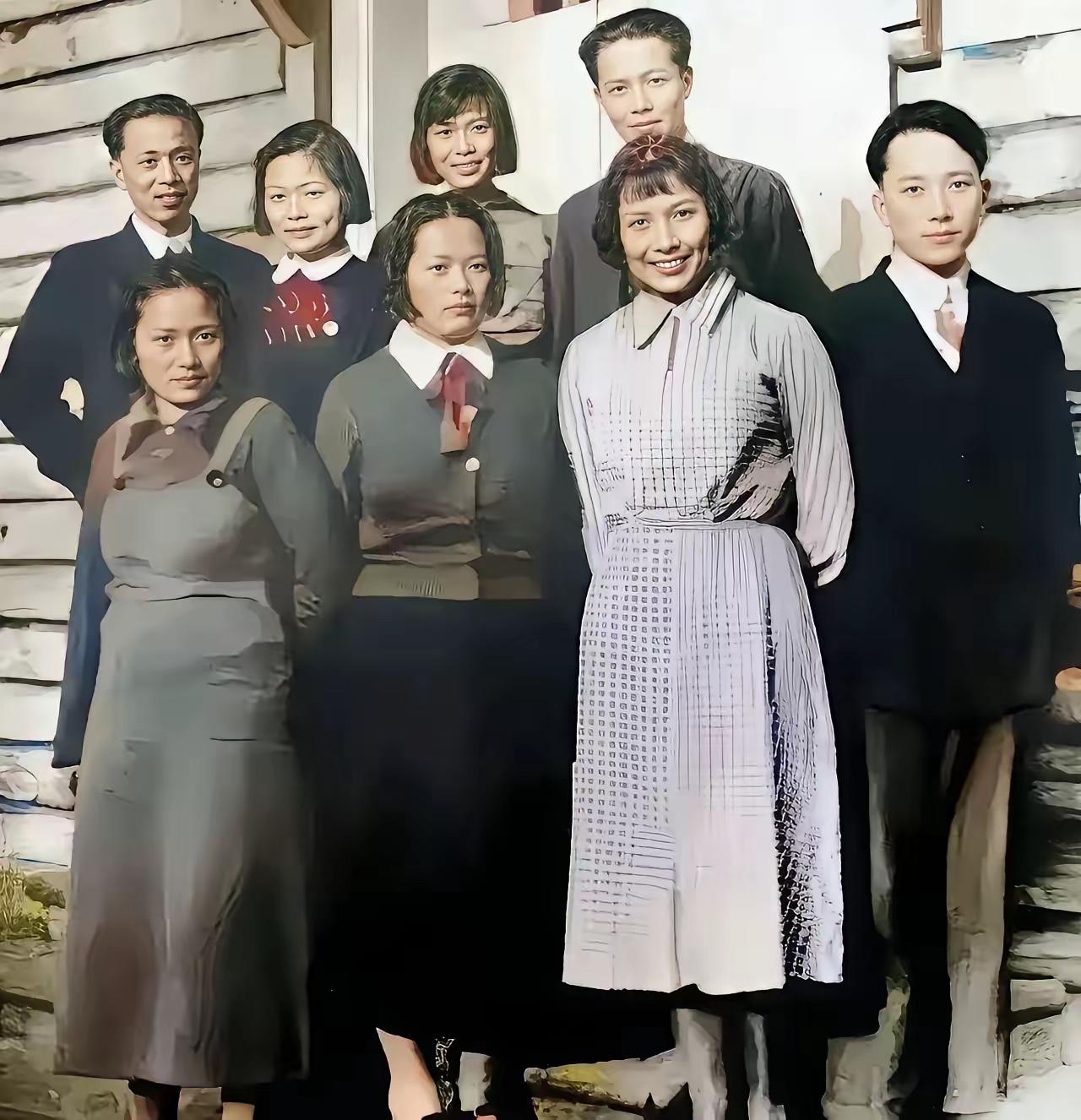 1939年，贺子珍（后排左三）与几位友人在莫斯科共产国际党校的罕见合影，贺子珍留