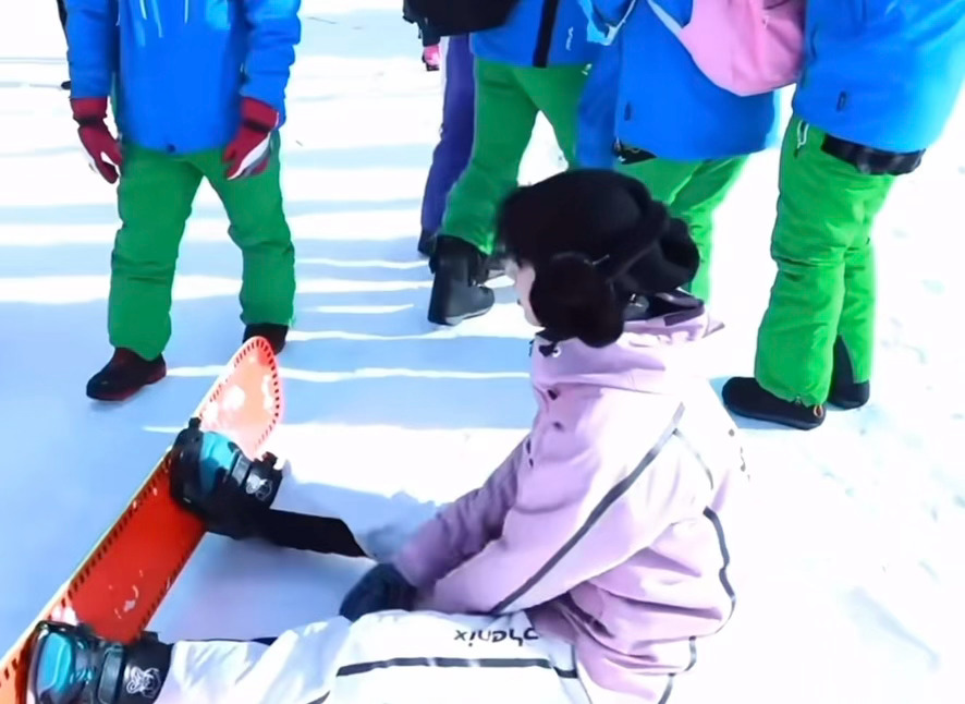 哎呦，梦回纯白地，咱浩翔摔了就顺势坐下来，伸直双腿交叉双手放在前面🫳🏻…这个