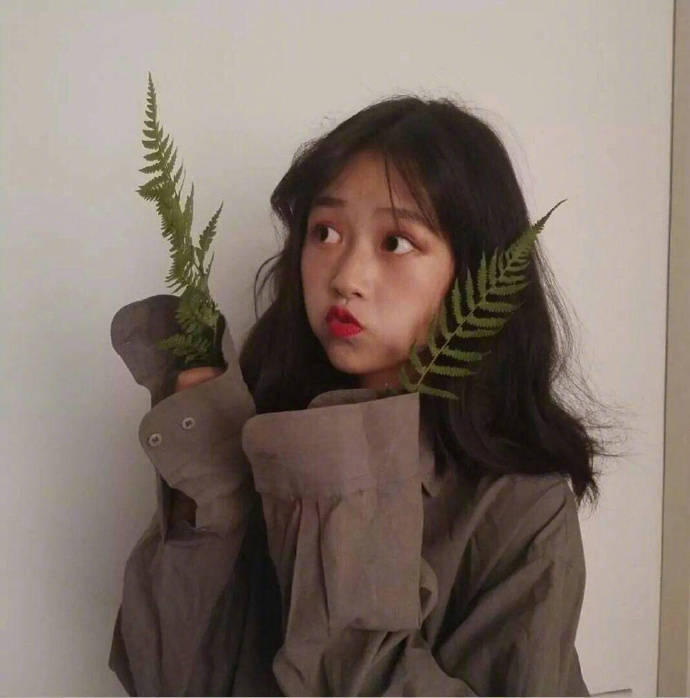 “  一些表面上看起来岁月静好的女孩子 背地里居然连多余的钱都没有 甚至还欠着蚂