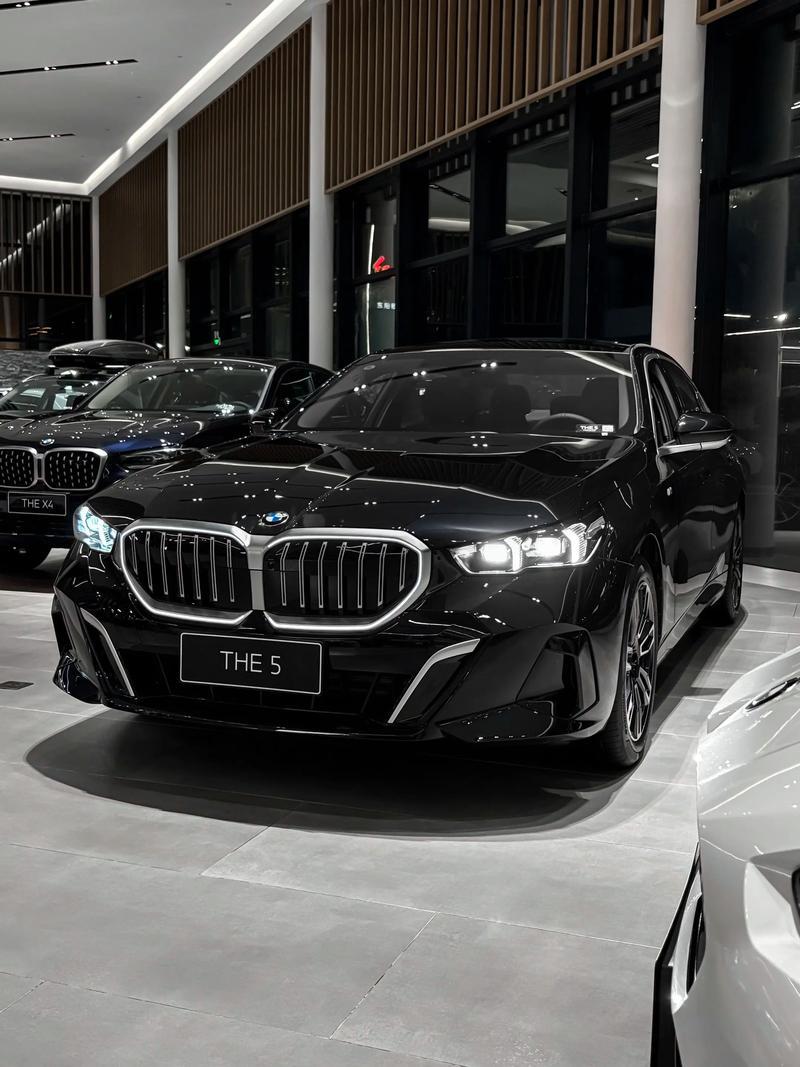 你还记得不，十几年前要是谁家买了辆宝马5系或者奔驰E级，那绝对算得上是“有钱人家