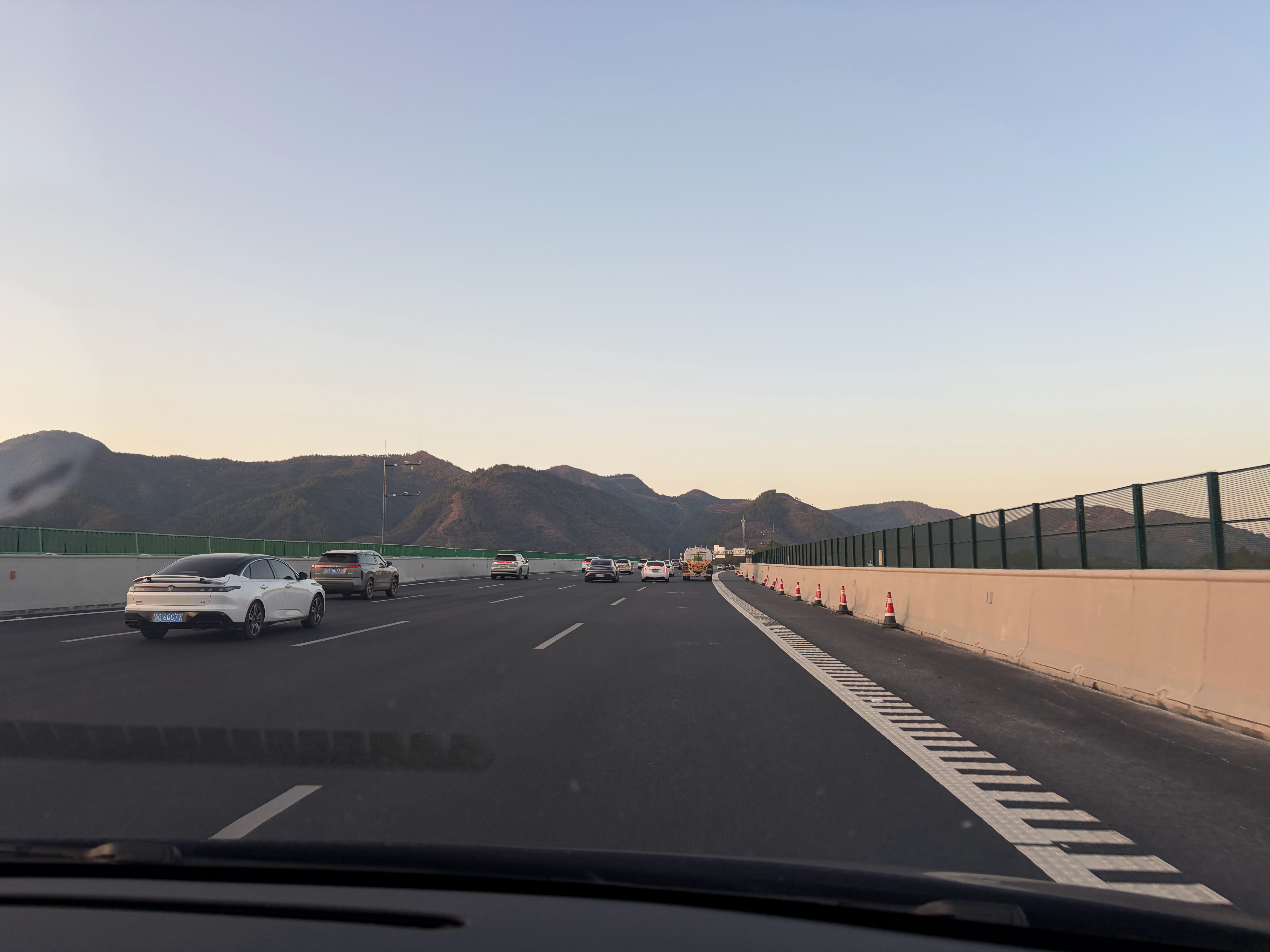 半夜出发的大聪明全堵在高速上了一点不假，半夜浩浩荡荡的返程大军非常壮观。我们本来