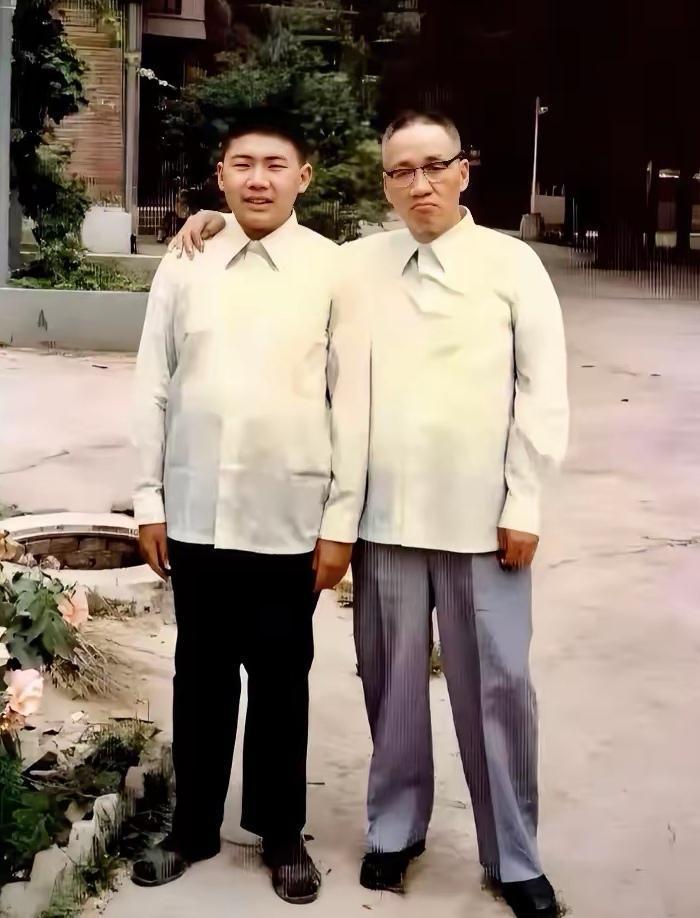 这是一张拍摄于上世纪八十年代的照片！
看似普通的两个人其实也并不普通。
照片充满