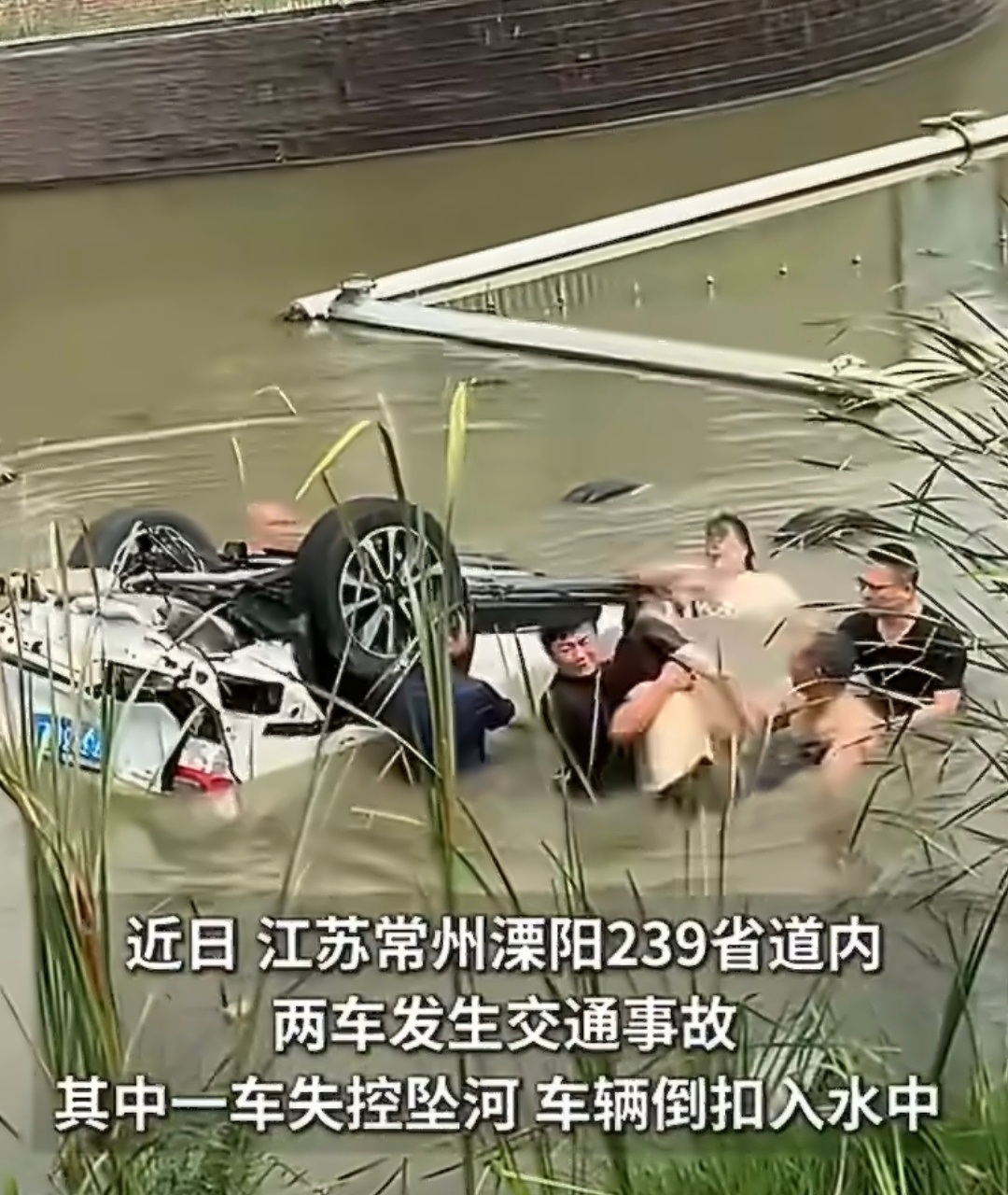 女侠三次潜入河水救被困司机 哪有什么天生英雄，不过是普通人遇事愿意往前冲。河水又