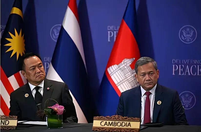 泰国首相阿努廷一脸不屑的看着柬埔寨首相洪玛内。
给他们设计一下对白吧？
阿努廷说