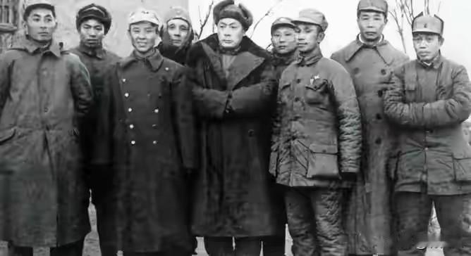 1947年8月，大别山烽火正急。
刘伯承大军千里跃进，身后是桂军的层层围堵，前方