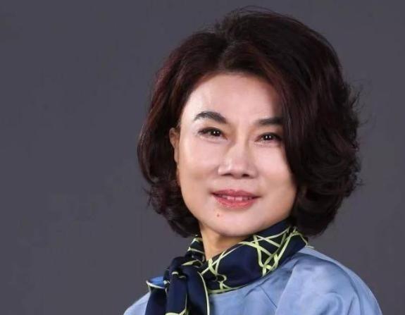 1991年，董明珠上门讨要42万货款，经销商却说：“再发50万的货，卖完一起结！