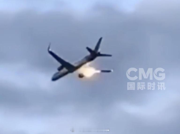 【德国一波音客机空中发动机喷火！】8月16日晚，一架德国康多尔航空公司的波音75