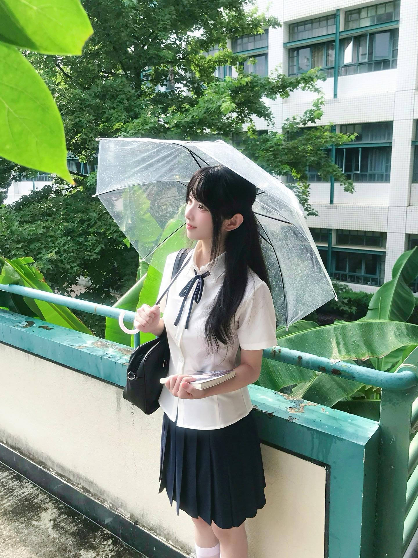 还记得我在等你下课。