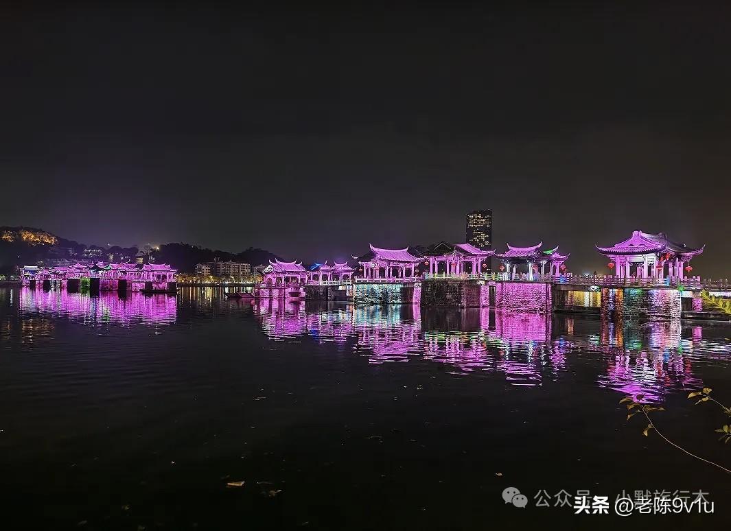 当千年广济桥遇上赛博霓虹，一江碧水被揉碎成万点星光，这是独属潮州的夜宴。8点钟左
