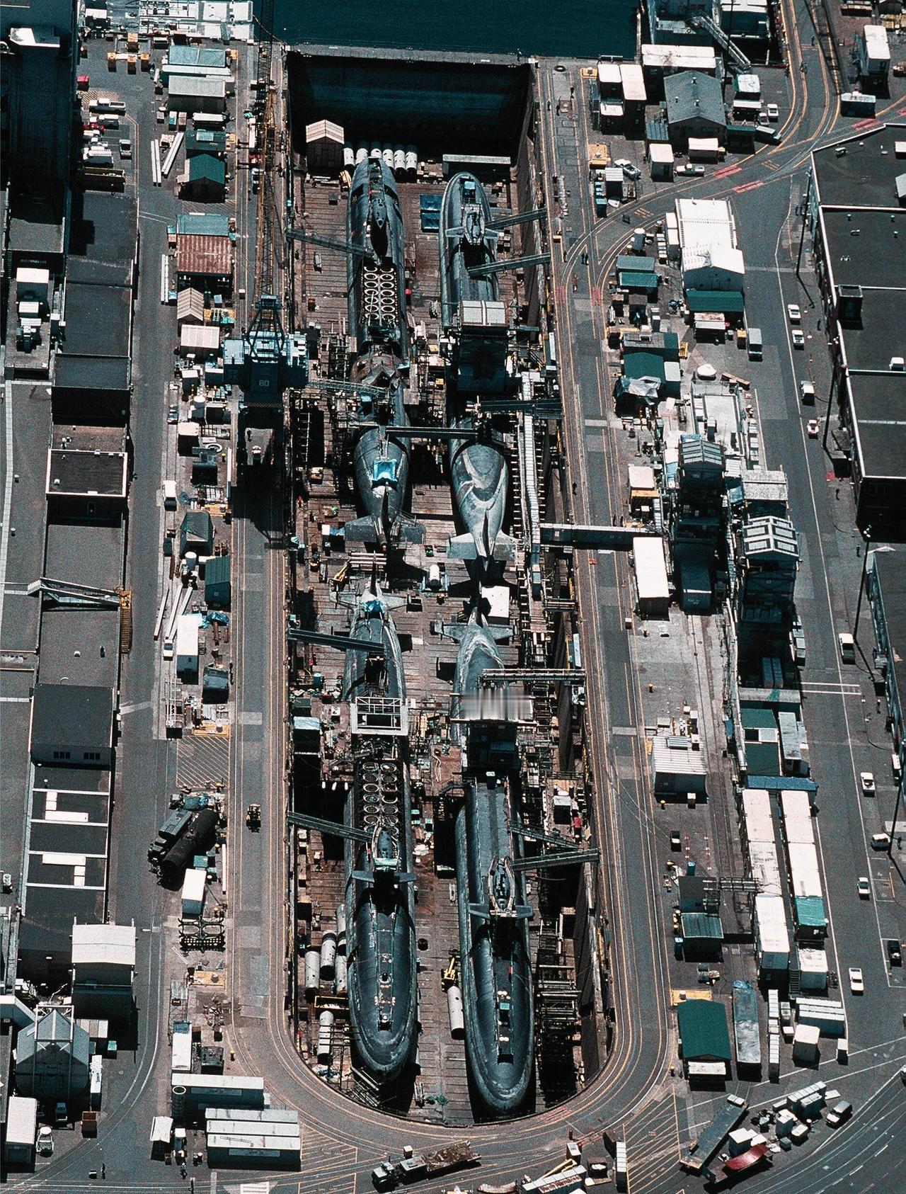 这是1993年，四艘拉斐特级弹道导弹潜艇在拆船厂同时报废的场景。它们分别是亚历山