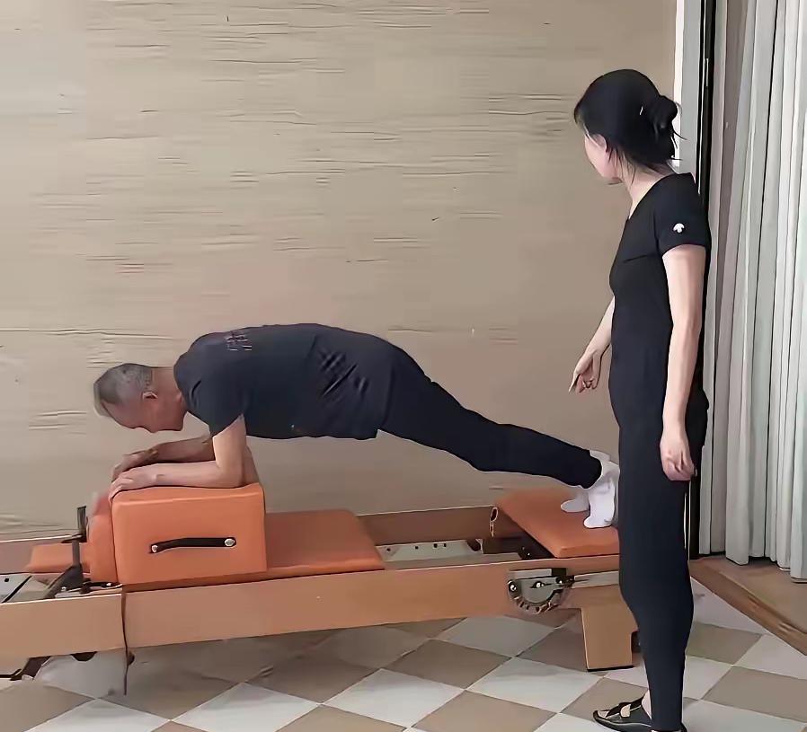 有人说王石可怜，一把年纪了还在拼命健身，证明自己没老。看着心酸又可怜。

其实真