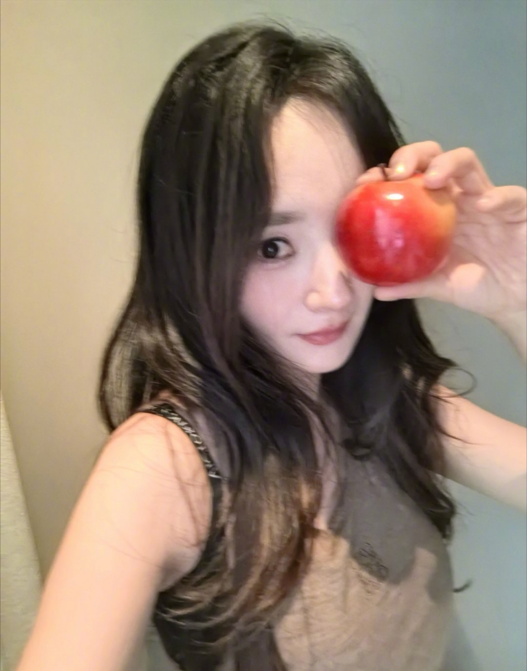 杨幂姐姐的蕾丝露腰装，让无数网友为之赞叹呀！打call！太美了，美得让人无法抗拒