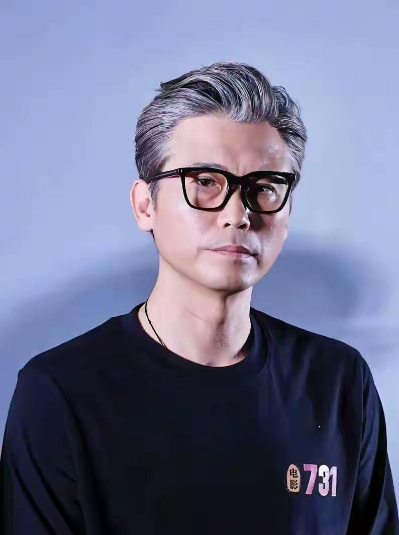李乃文在娱乐圈低调打拼三十多年，靠演技逆袭成影帝，私生活一直藏得很深。他的妻子杨