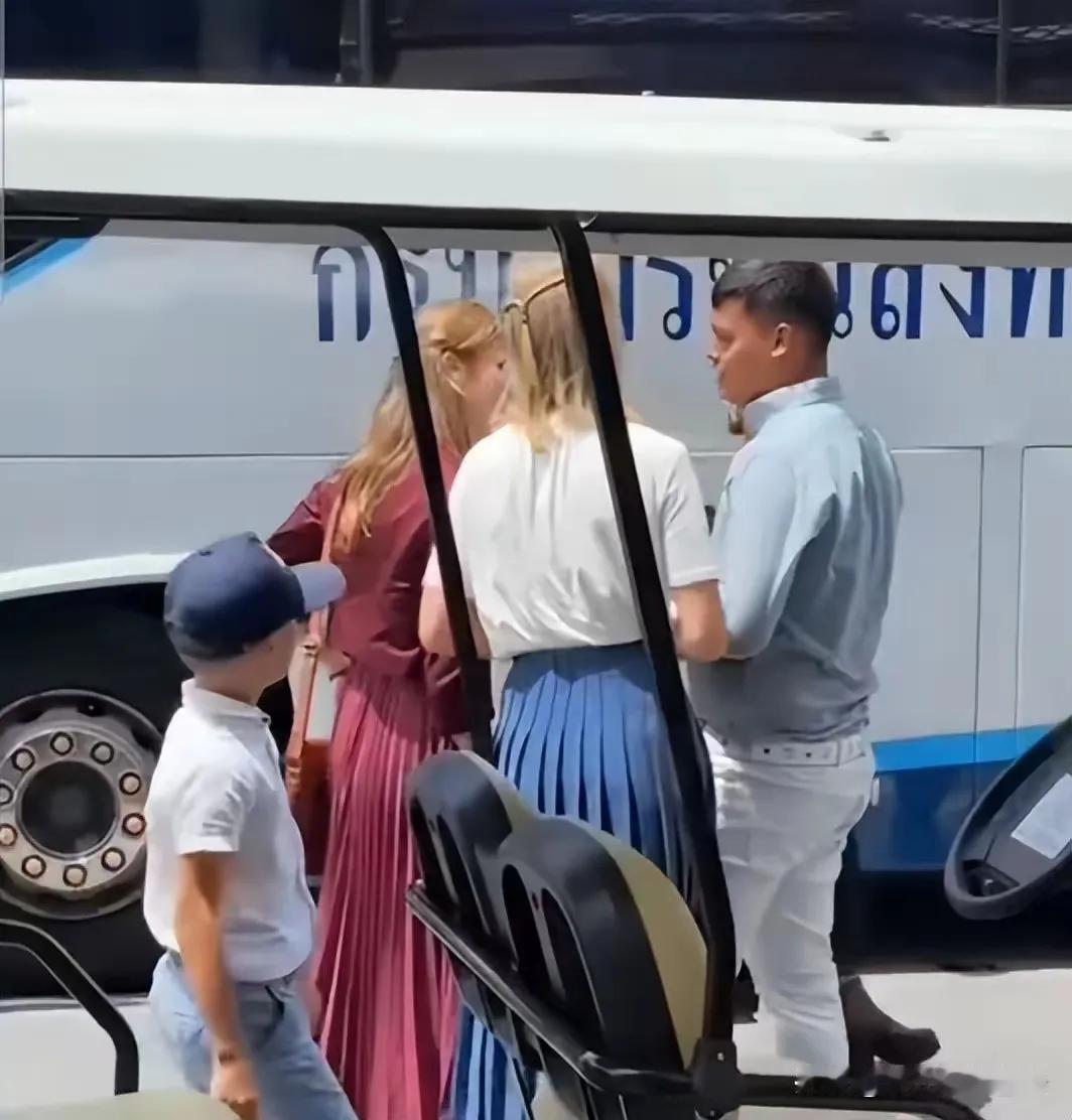 提帮功长大了，王子身份的他不缺美女撩的了，如今两个金发美女和他搭讪，把提帮功乐的