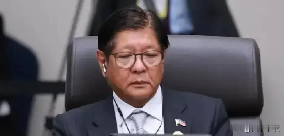 中国这些年对菲律宾真是仁至义尽了，菲律宾是年年遭台风，咱们是捐钱、捐物，还派医疗