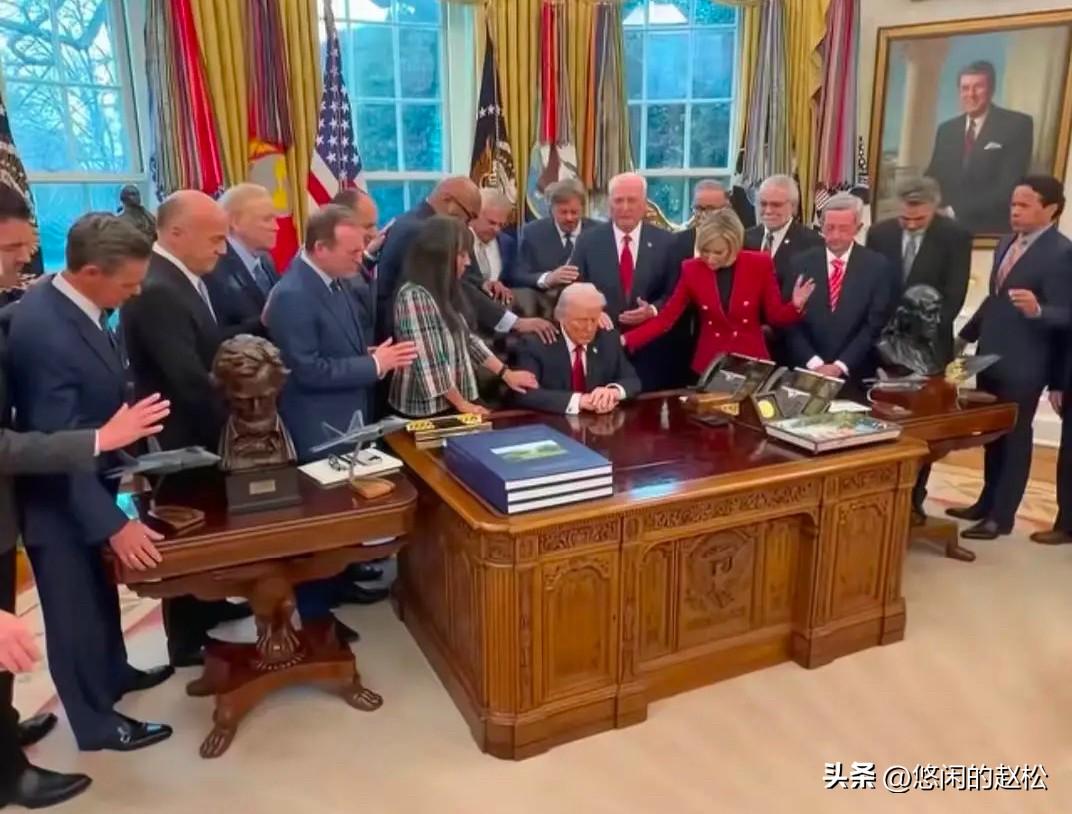 特朗普还记着仇呢！此前斯塔默拒绝美军使用英国基地，当时就惹得特朗普不高兴。
如今