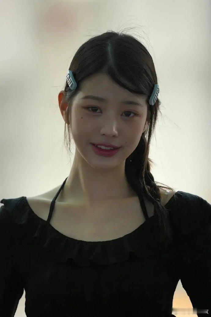 韩式审美有点迷，拉长眼睛嘴巴、减小空白，却莫名奇怪。如今内娱小花有的也跟风学，网