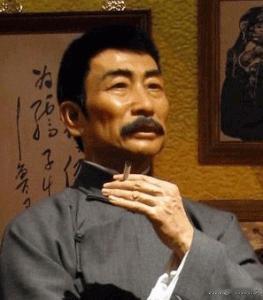 鲁迅说：
“凡事都不要怕，
当你不害怕任何人、任何事的时候，
谁也奈何不了你。”