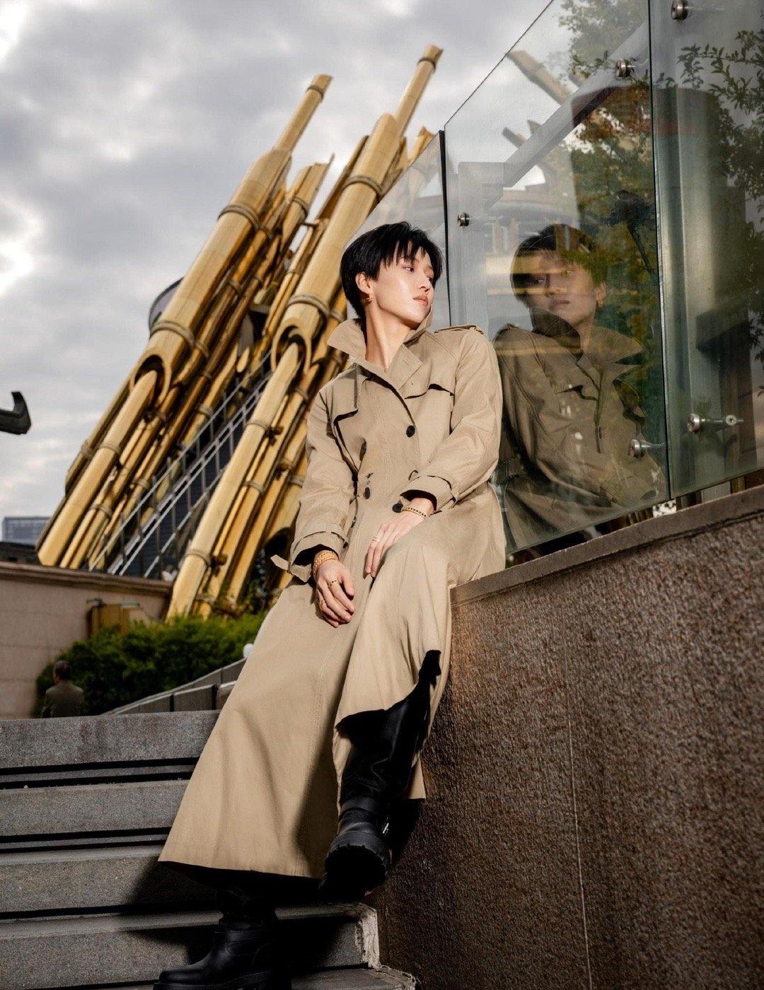 金色连体裤杀疯舞台！贴身剪裁衬出流畅线条，追光下金属感和肢体共振，战袍加身的她，