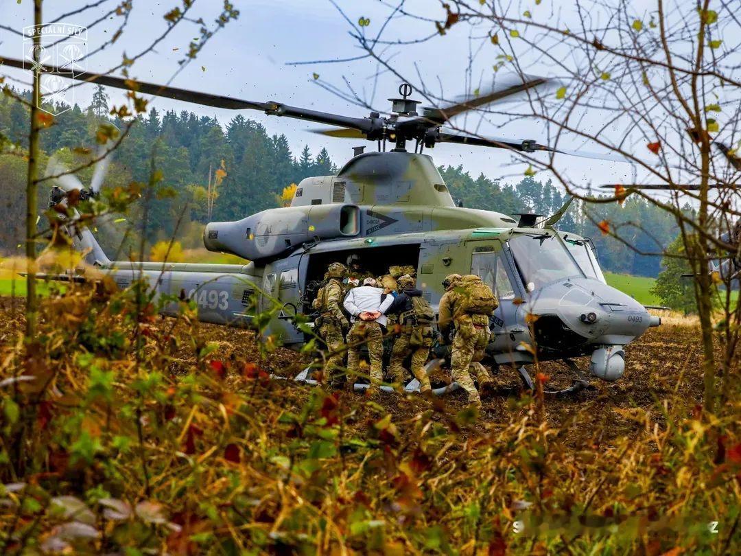 斯洛伐克特种作战部队联合终端攻击控制员与无人机操作员使用第 221 直升机中队的