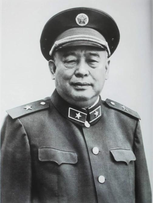 在开国将军里，王震跟余秋里的关系特别好，好得就像一家人。余秋里是江西吉安人，家里