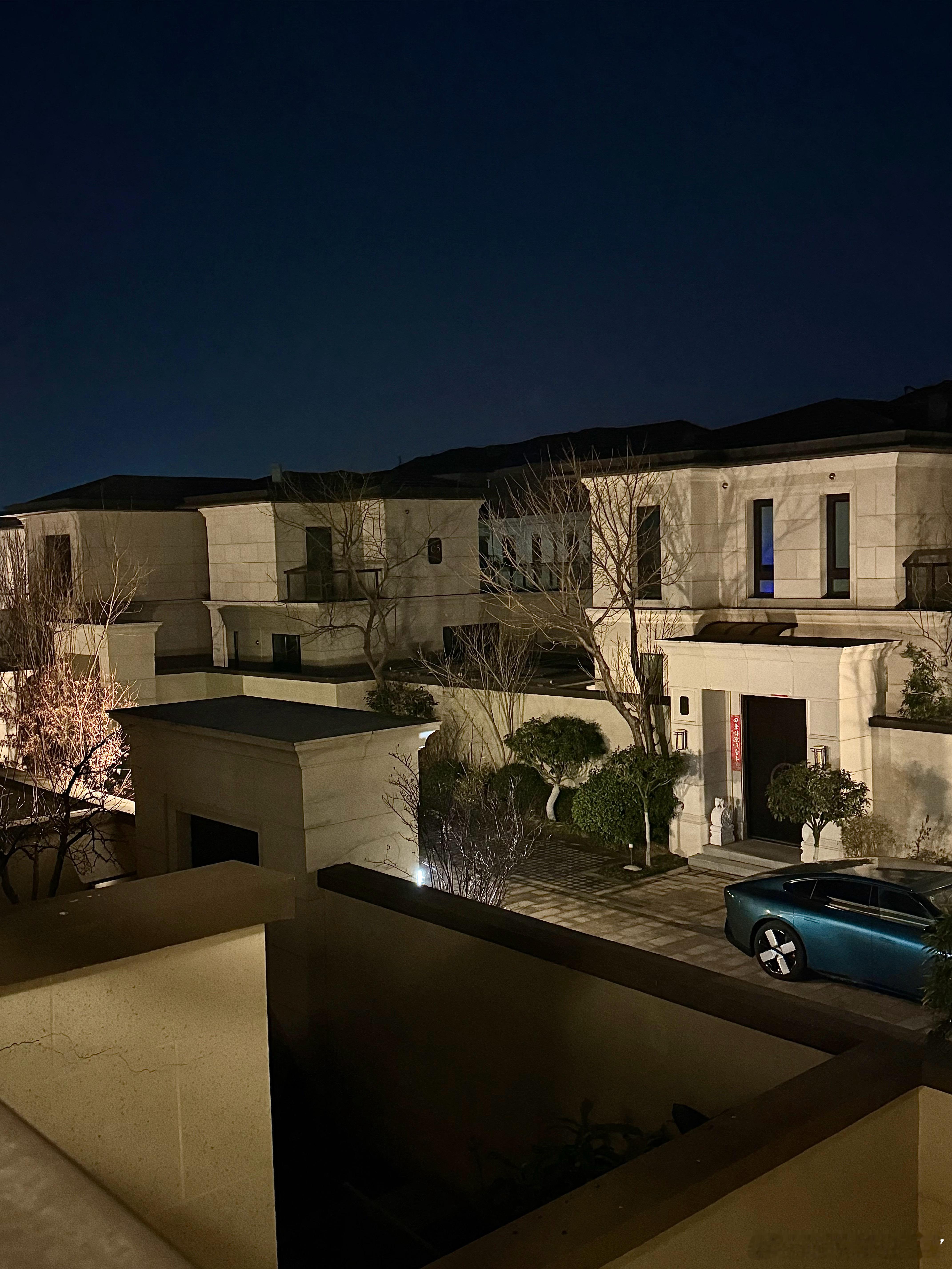 哪怕没拍到车头，小鹏P7的辨识度依旧很高啊