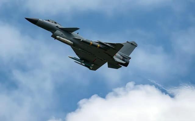 美国侦察气球敢闯我国领空？我军战机直接凌空打爆，半点儿不惯着！ 3月13日《解放