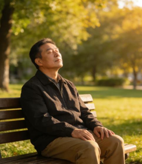 一位脑科学家说：“少看，可以消除90%的精神内耗。连续一小时不碰手机，你的注意力