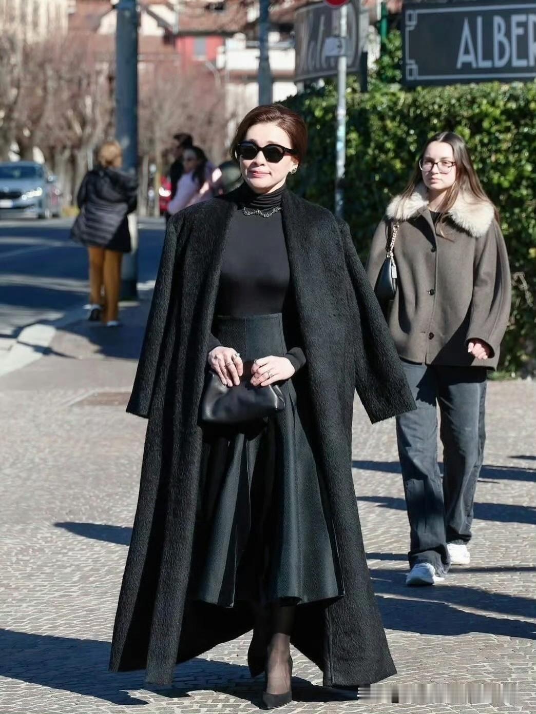 苏提达王后落地米兰时尚之都，造型气质国际范儿！除了在米兰马尔彭萨机场的黑色时尚造