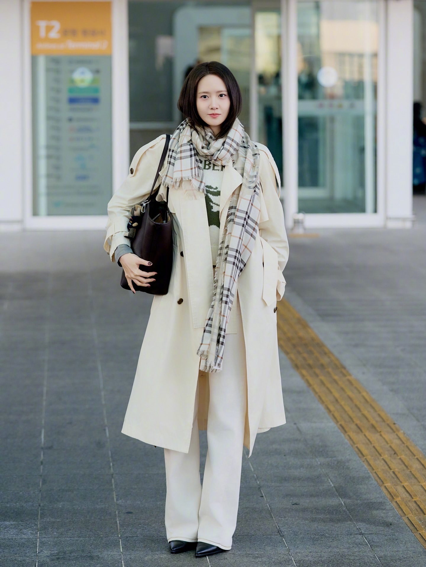 允儿和金昇玟启程前往伦敦，将亮相Burberry 2026 秋冬系列发布秀。允儿