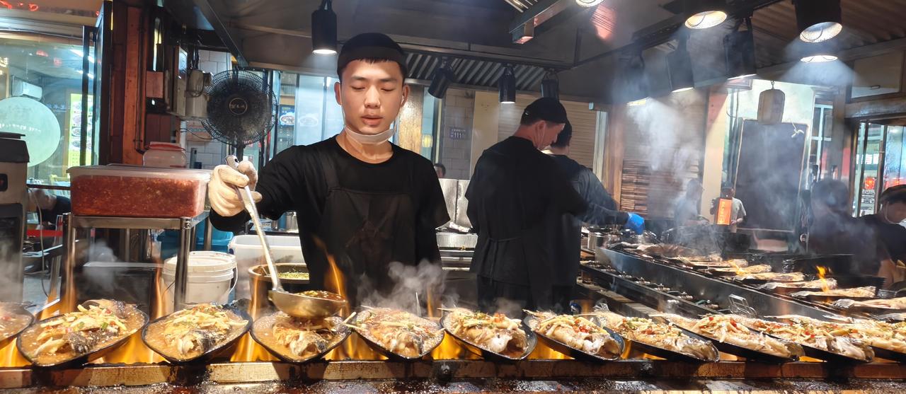 敦煌夜市这个烤鱼真好吃。 ​​​