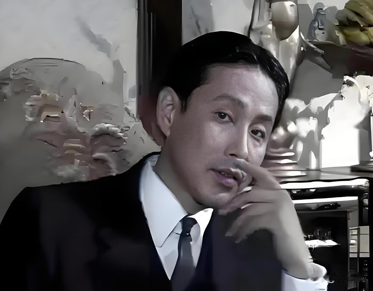 现在网上天天有人说“有关系好办事，有人铺路少奋斗三十年”，其实钱钟书早在《围城》