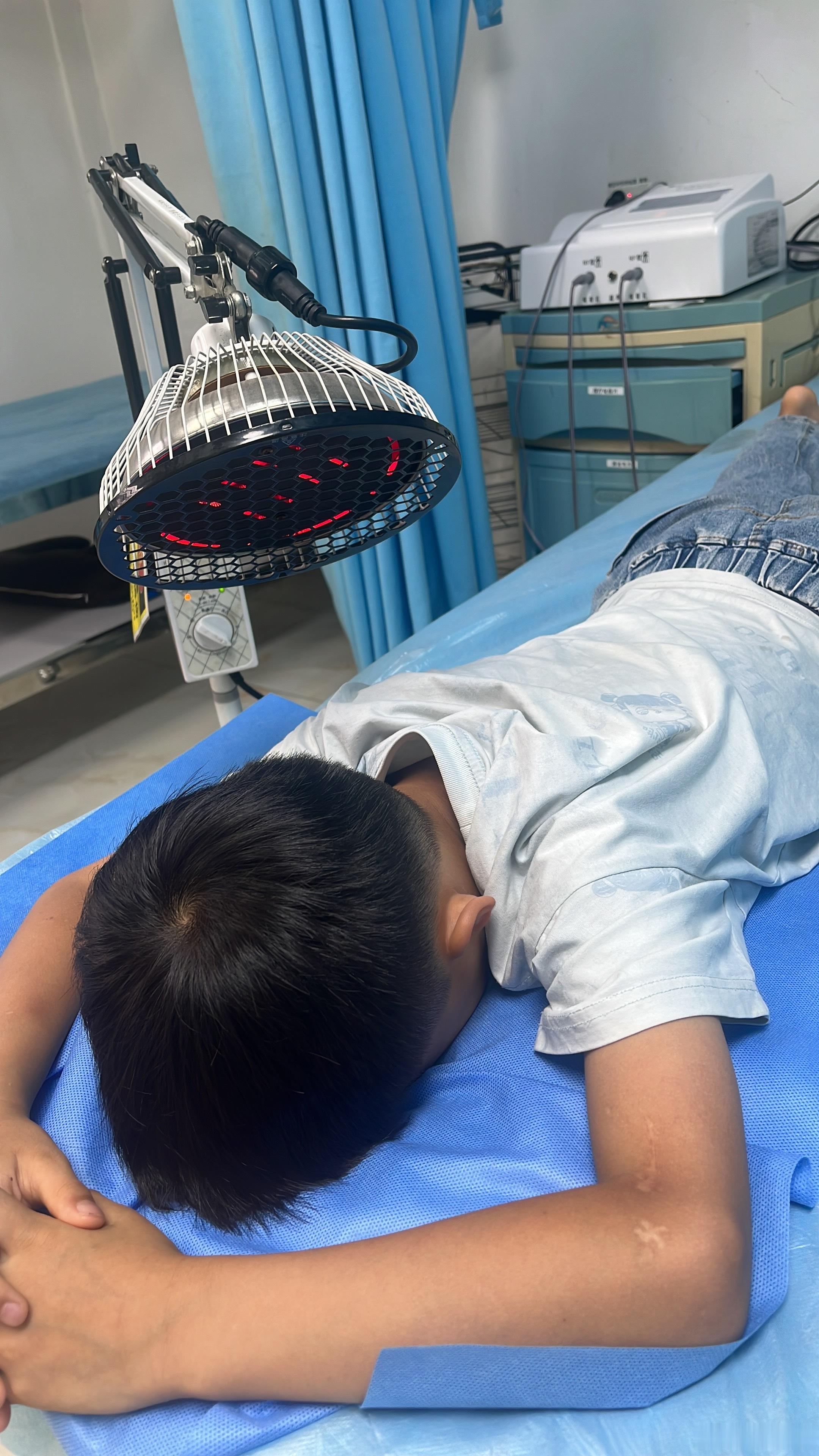 这娃，小小年纪就落枕了，歪脖子了！上这3年幼儿园，他真的是啥事都有啊啊啊啊！医生