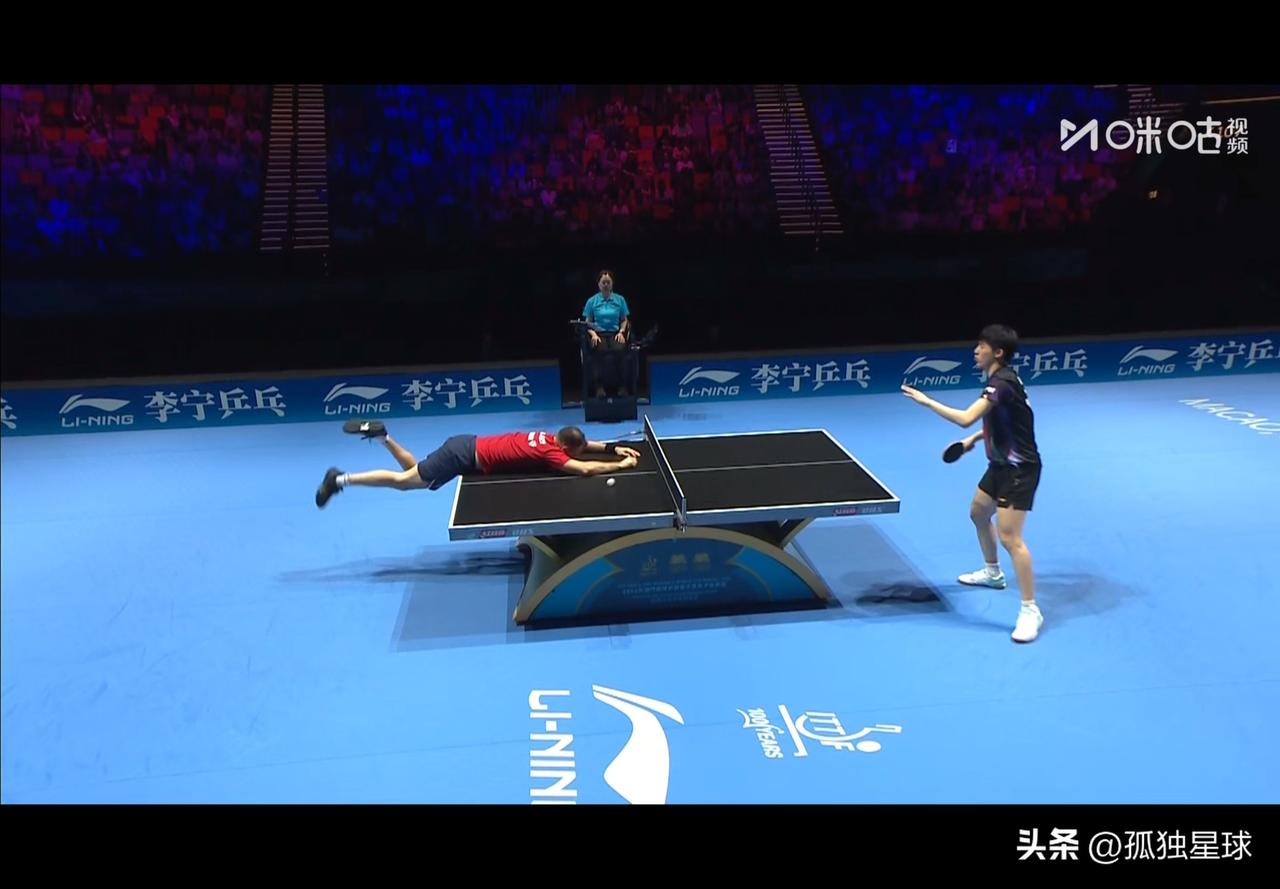 西蒙这个动作：让大家笑得不行了[捂脸]

在刚刚结束的一场小组比赛，温瑞博对法国