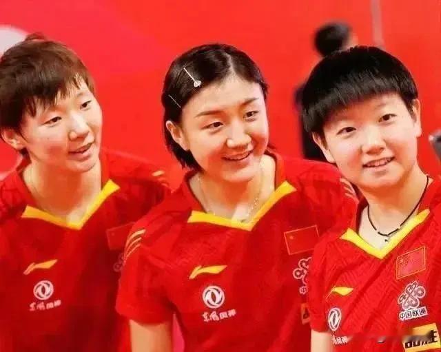 和内娱圈浓妆艳抹的女星比较起来，国乒姑娘更显本真，充满灵动和朝气，不加修饰的美才