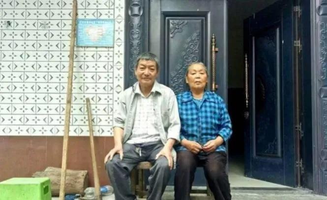 [微风]1974年某一天早上，20岁的知青张志远径直走进寡妇胡庭秀的家里，然后直