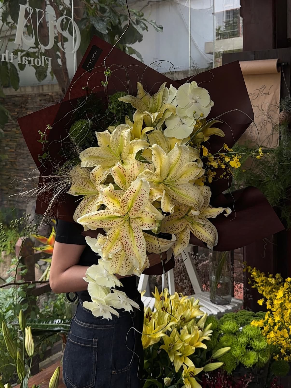 好漂亮 插花真需要审美来着奶油黄加象牙白 有一种文艺复兴油画的感觉 