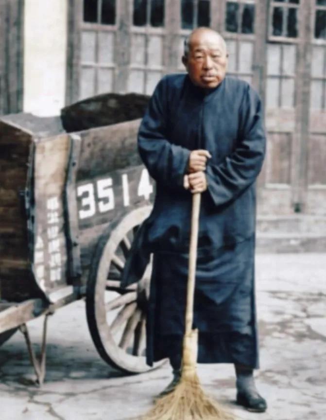 1951年，陈毅到了上海后，让83岁的黄金荣扫大街，消息传到蒋介石耳中，他感叹地