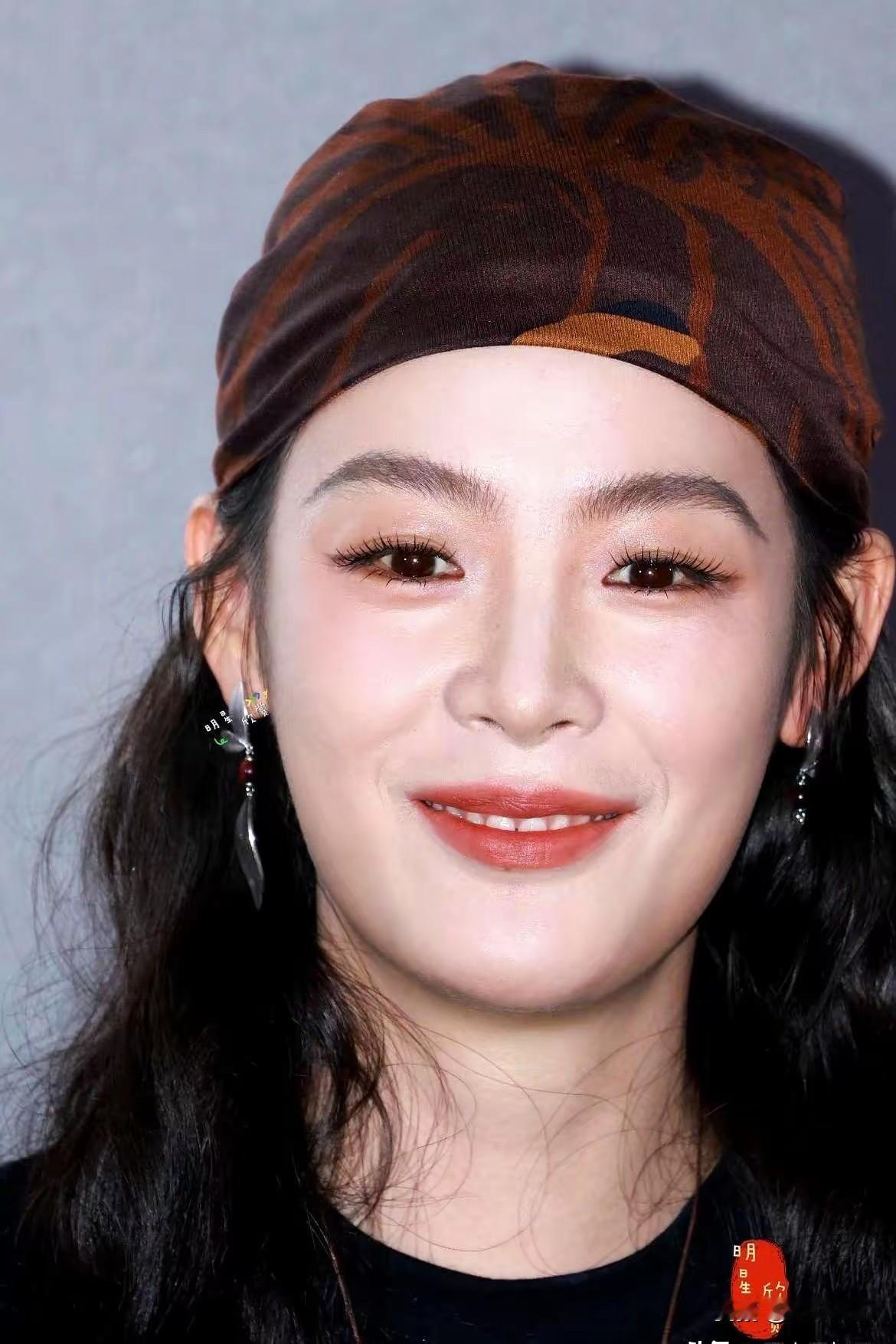 这部电影的年轻演员都好帅，可我这个老阿姨已过了记脸又记名字的年龄了，估计下次在某