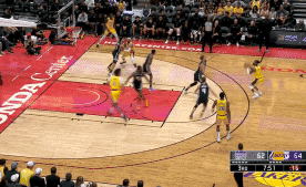 拉塞尔连轰两粒三分，詹姆斯浓眉兴奋到起立喝彩
北京时间10月12日，湖人与国王的