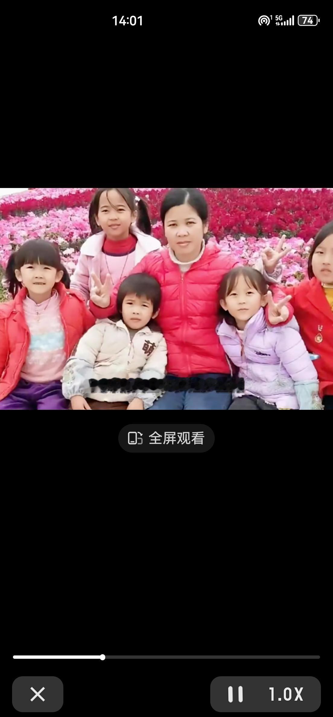 姑姑街头摆摊养5娃，背后故事让人泪目！


 河南街头，一个女人支起煎饼摊。炉火