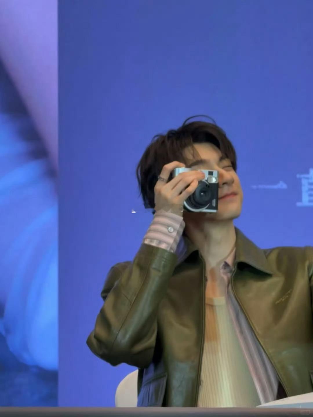 有什么烦恼去签售跟林一说 林一的签售现场就是治愈充电站！戴戒指的模样帅度拉满，还