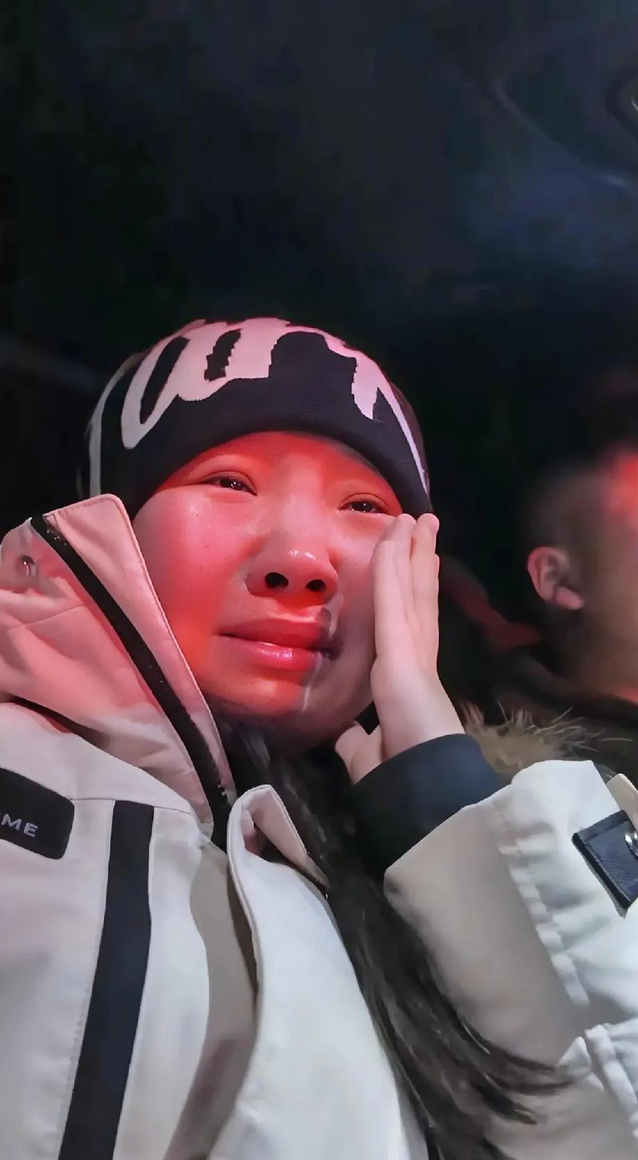 湖北襄阳摊上大事！一对95后夫妻，从河南赶去当地帮农户抢收小麦，跟一个农户大妈谈