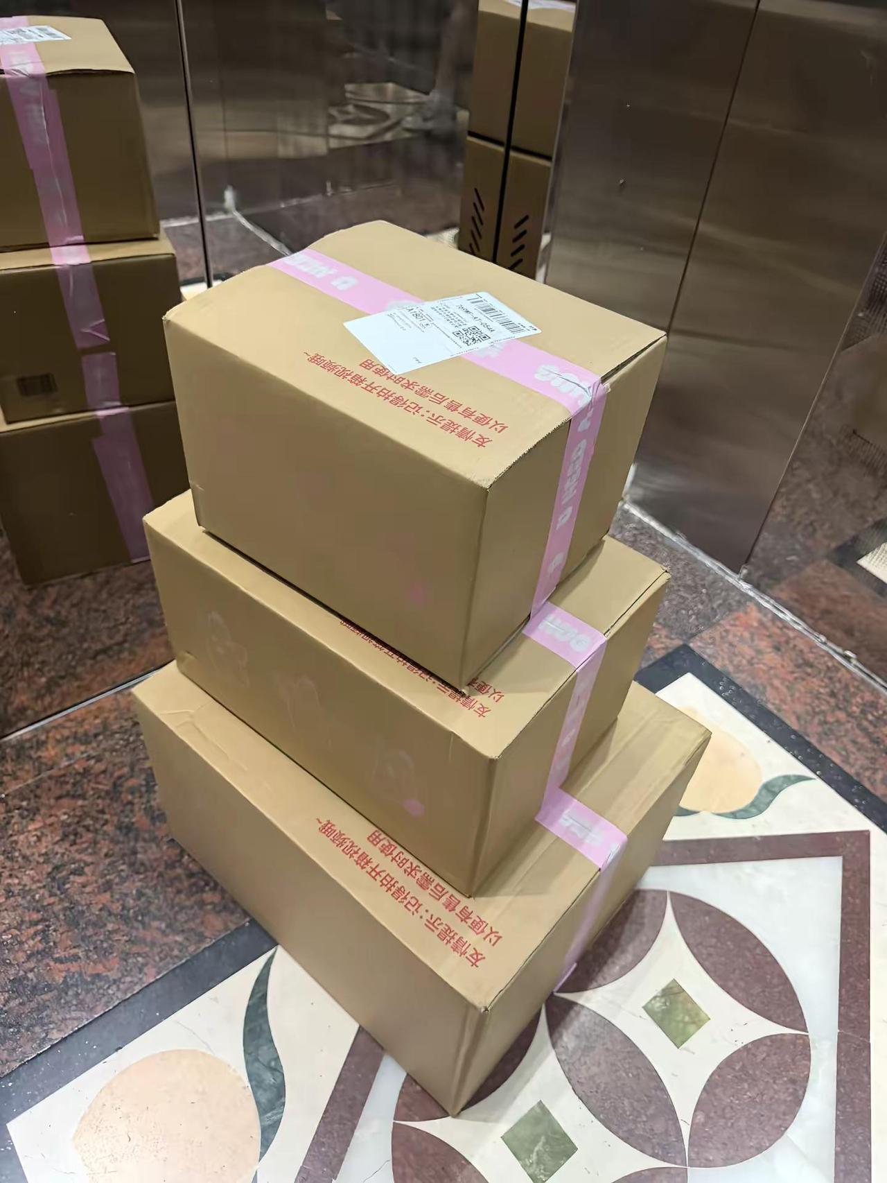 王源你好实在啊，怕我搬家没箱子装我们女儿吗我的快递到货咯 王源官周hug @TF