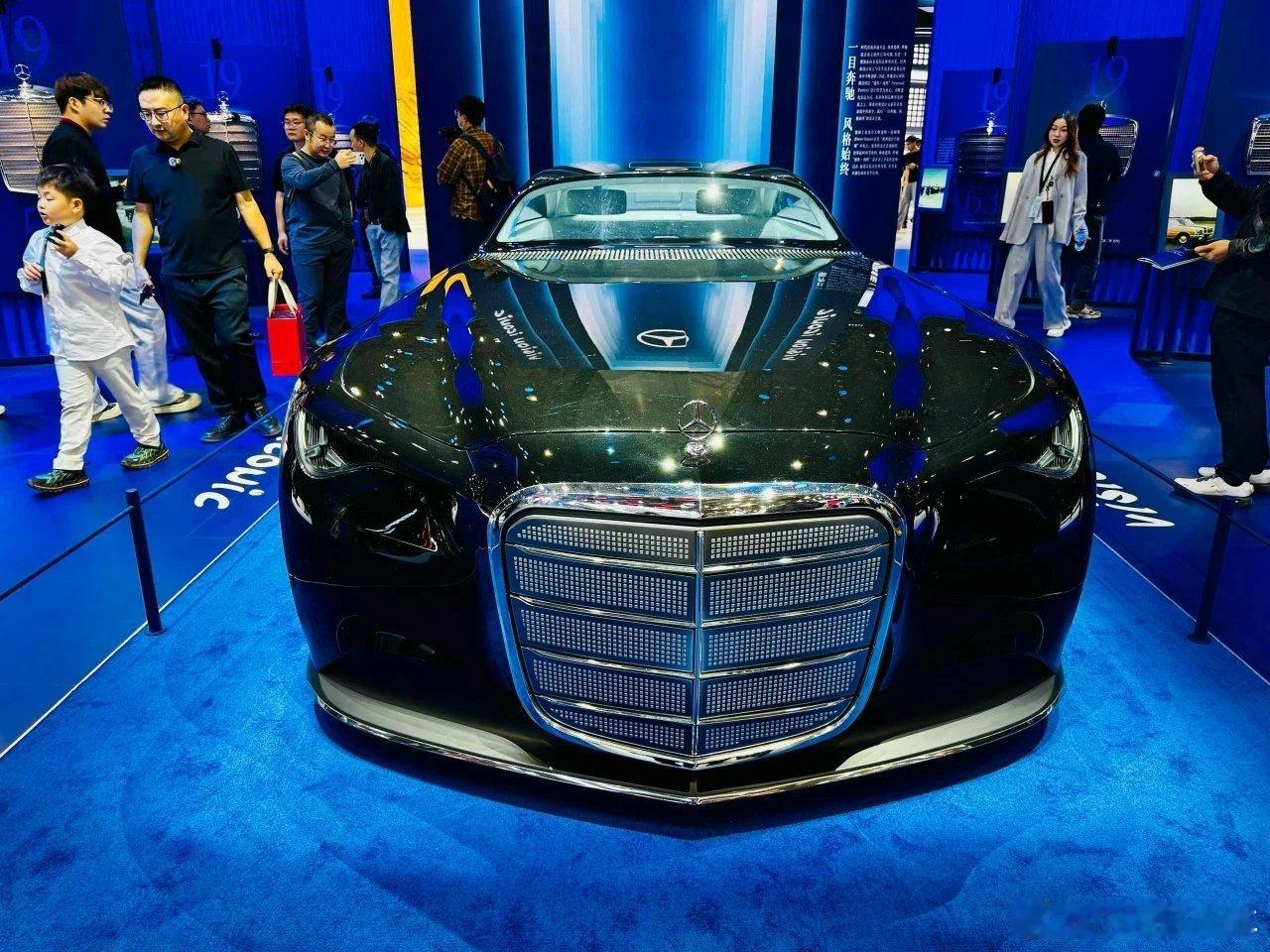 广州车展上，奔驰带来了Vision Iconic概念车车头极具力量感与冲击力，前