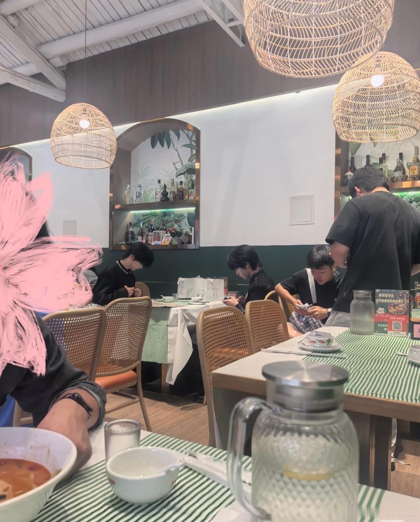 偶遇张桂源张函瑞张桂源和张函瑞近日在北京798被偶遇相约吃泰餐，桌上还放着调香店