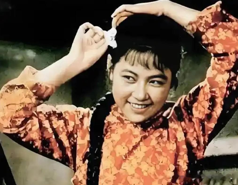 追她的人，据说能从北京排到南京，一堆的首长，一堆的大领导，削尖了脑袋想把这位红遍