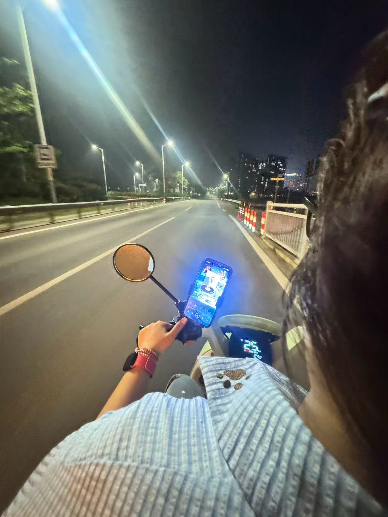 在舟山村里骑车很多路都没路灯还有隧道空无一人阴森森的然后点开凌绝顶壮胆效果很好哈