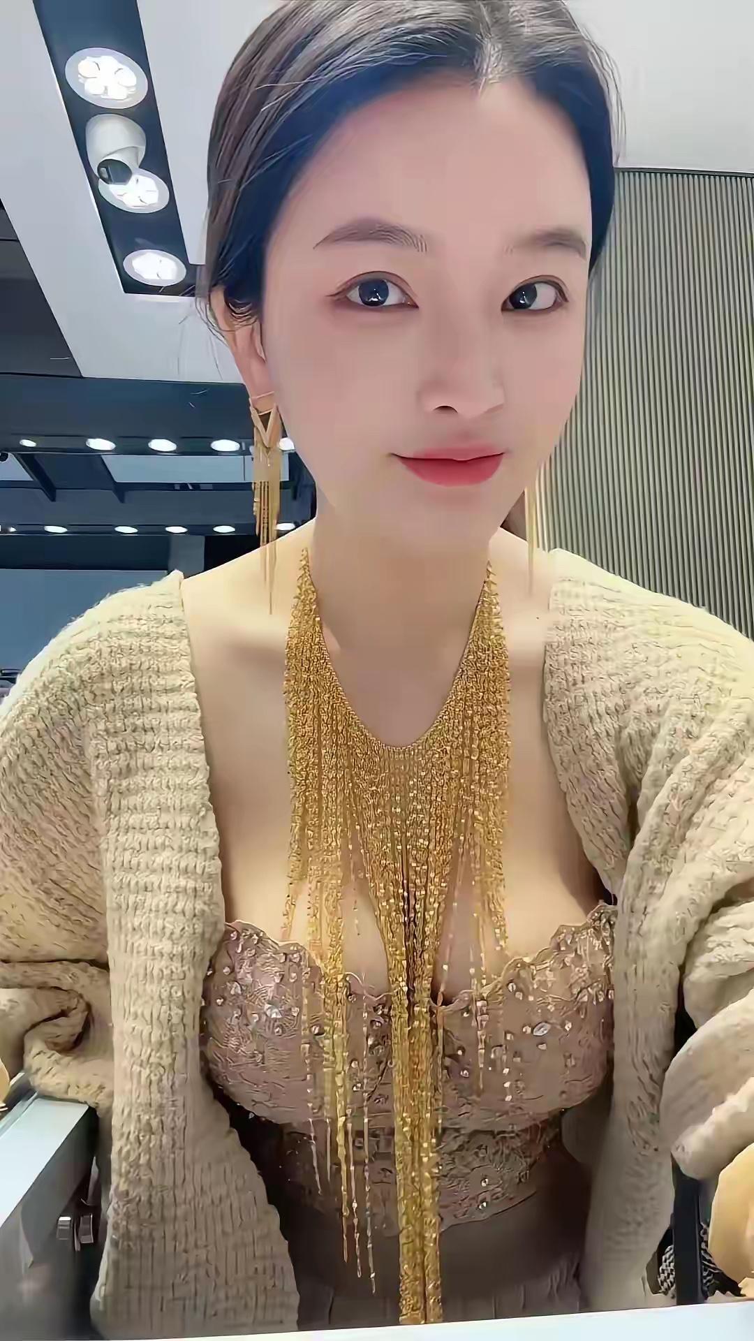 优雅气质穿搭，金色项链与米色毛衣的完美搭配，尽显时尚魅力！