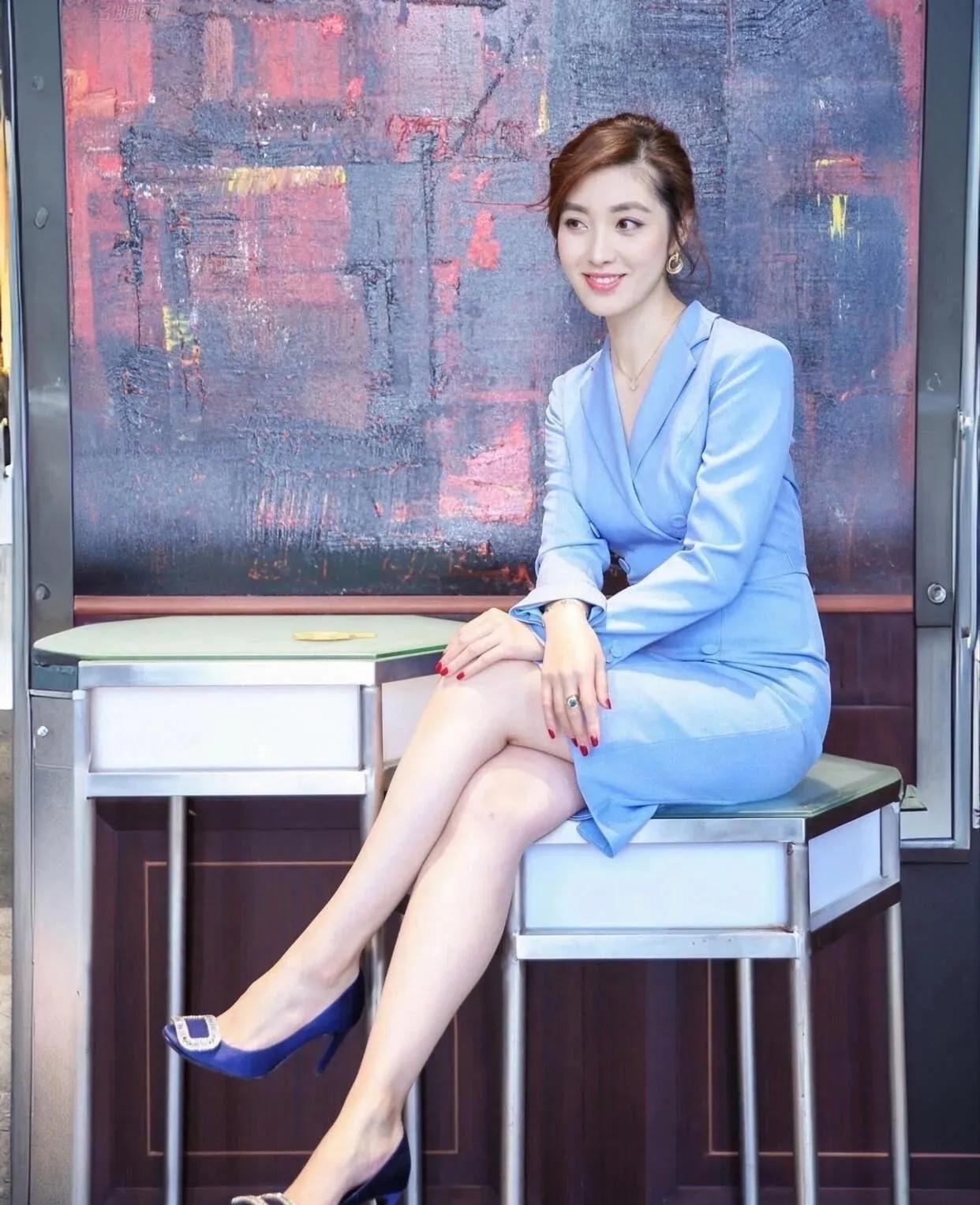 东方卫视最端庄大气的主持人，没有之一。

长相甜美干净，气质温婉大方，身材高挑，